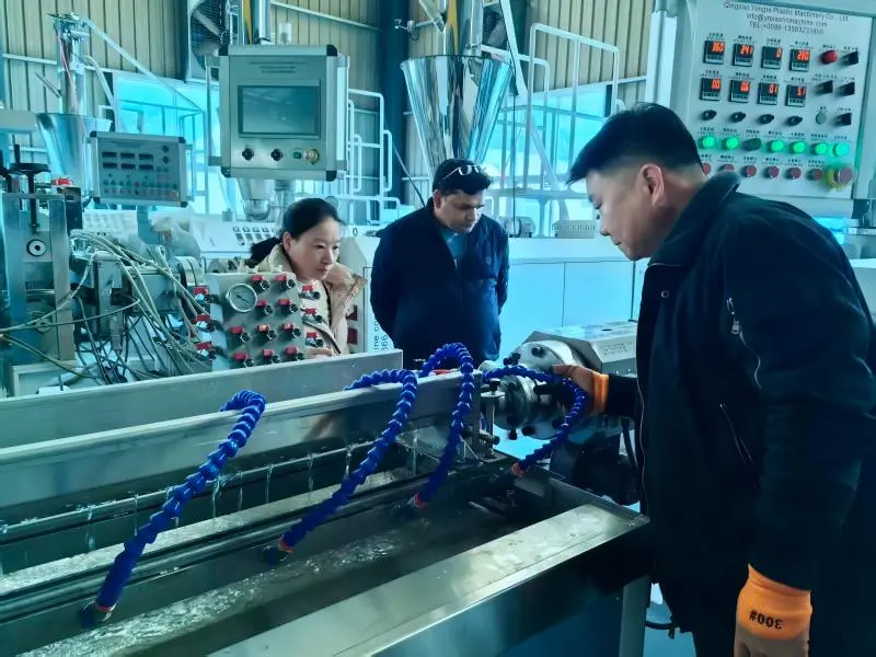 Hindistan Müşterisi İçin Yerinde Çalışan Kauçuk Sulama Borusu Makinesi