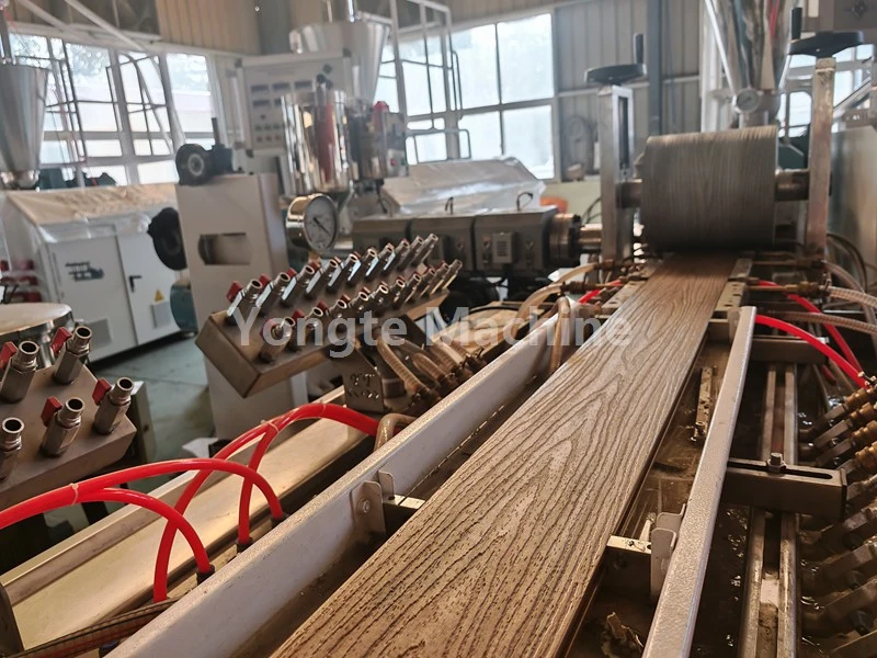 Yongte, müşteriye WPC profil ekstrüzyon hattını optimize etme konusunda yardımcı oldu ve bu da çıktı verimliliğinde %40 artış sağladı