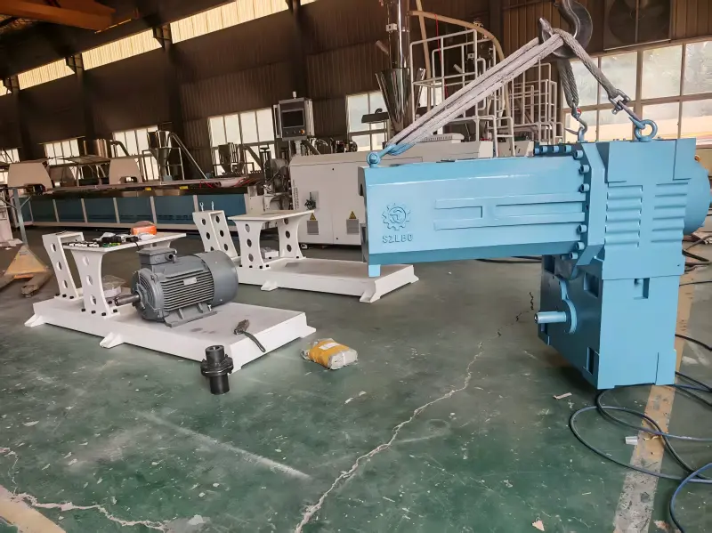Atık kıyafetlerin yeniden kullanılması için Üretimde 4 boşluklu yüksek hızlı WPC profil makinesi