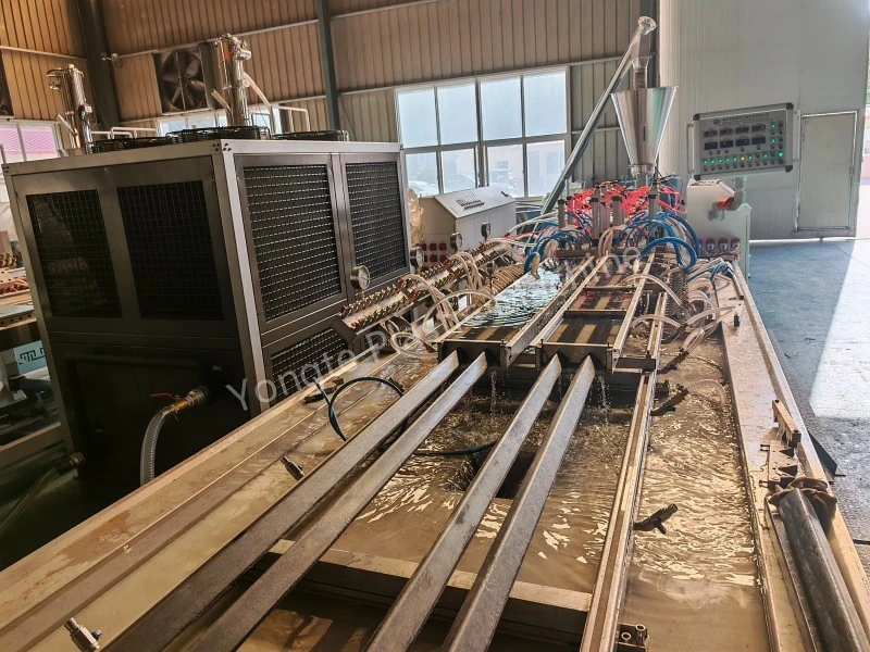 4 Gözlü Geri Dönüşümlü Plastik Profil Ekstrüzyon Makinesi 8 metre / dakika yüksek hıza ulaşın
