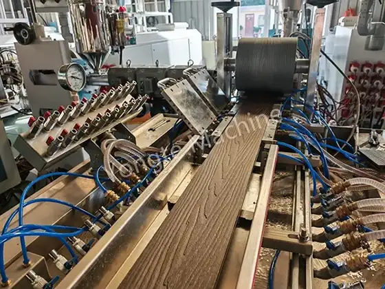 Atık Fiberglasın WPC Zemin Kaplamasına Geri Dönüşümü için Kanada WPC Komple Tesisi