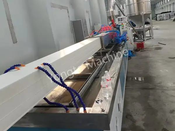 Çin PVC Yağmur Oluğu Profil Yapma Makinesi