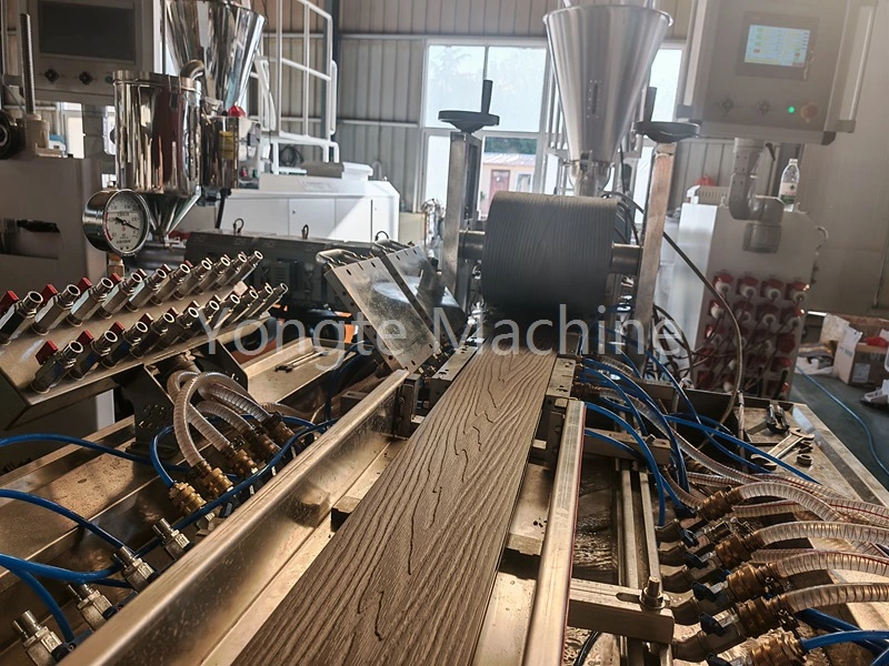 Makine Plastik Atığı WPC Profiline Dönüştürüyor